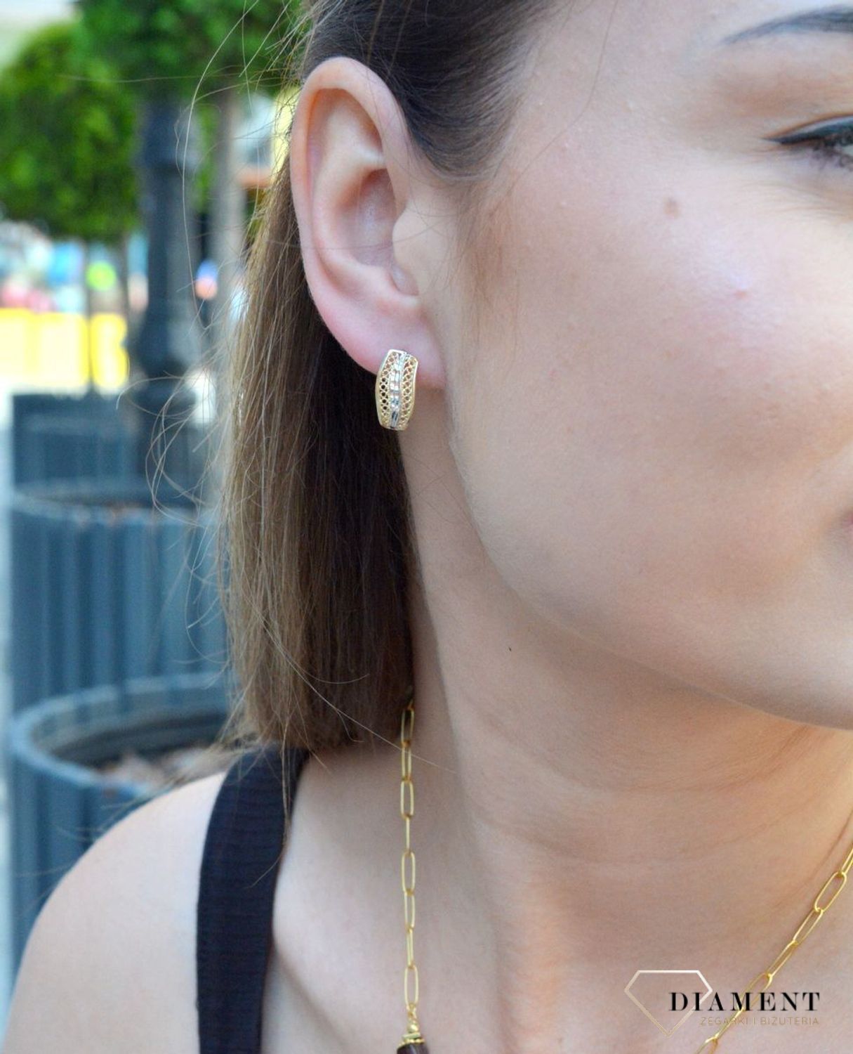 Złote kolczyki pr 333 ażurowe z angielskim zapięciem KL 6198 333. Eleganckie, złote kolczyki ażurowe z dodatkiem białego złota wykonane z próby złota 333 o wadze około 2,38 g oraz długości około 1,5 cm. Kol.jpg